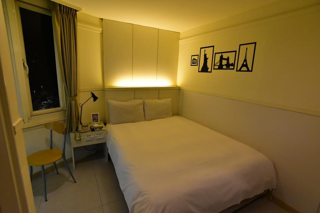 Kiwi Express Hotel - Zhong Zheng Branch Taichung Exterior photo
